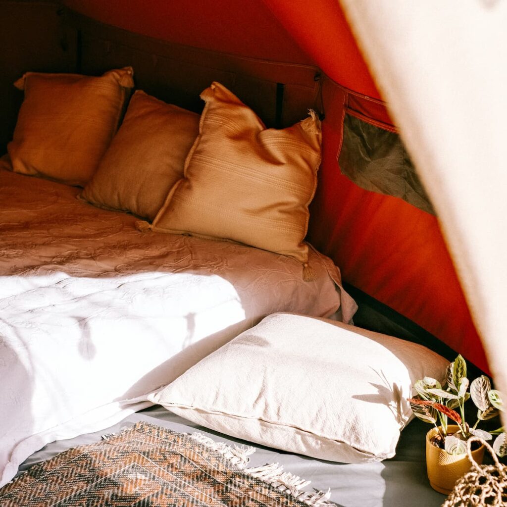 Autentic | Luxury Glamping Bell Tents - Cosy bed in Autentic glamping bell tent