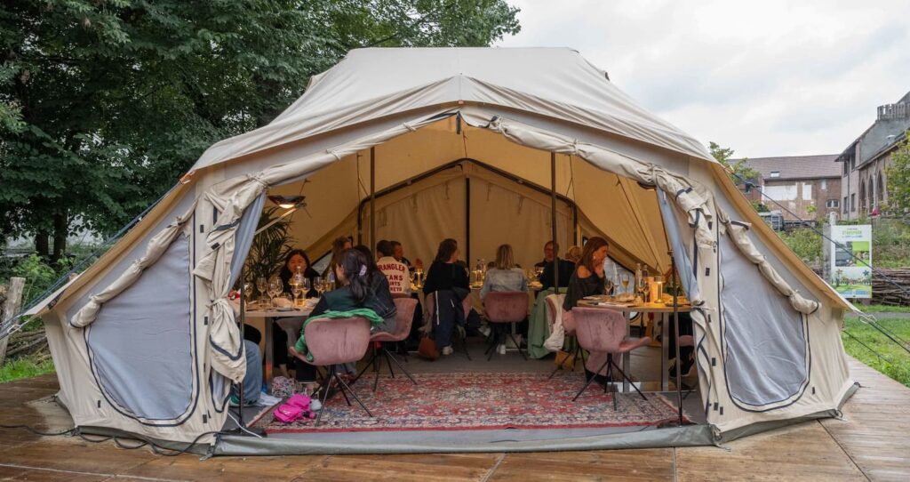 Autentic | Luxury Glamping Bell Tents - People enjoying dinner in a Billy-Joe Double Bell Tent at Gist Zennevallei